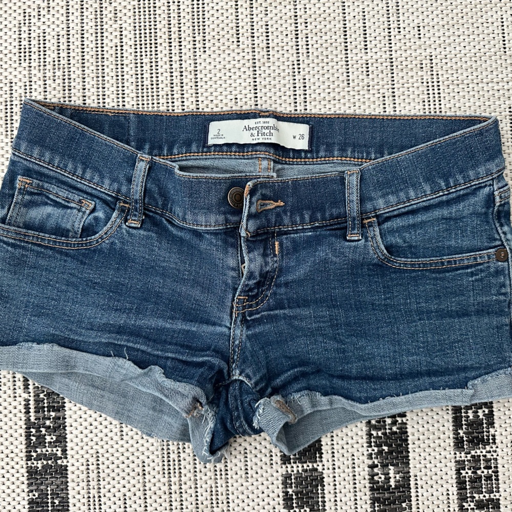 Women’s Abercrombie &‎ Fitch denim shorties. Size 26